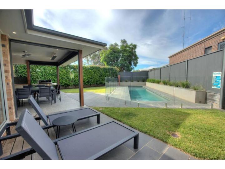 Blair Street - Luxury Home with Pool and Theatre Guest house, Moama - imaginea 9