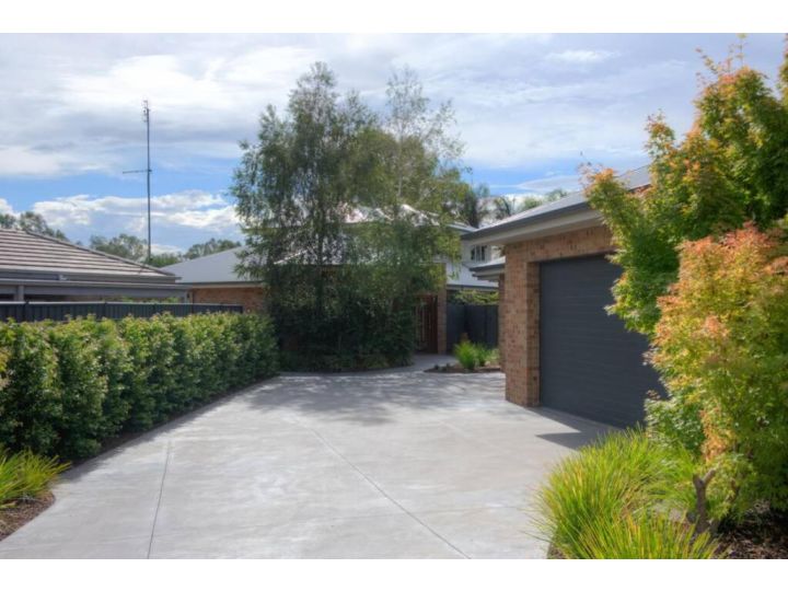 Blair Street - Luxury Home with Pool and Theatre Guest house, Moama - imaginea 14