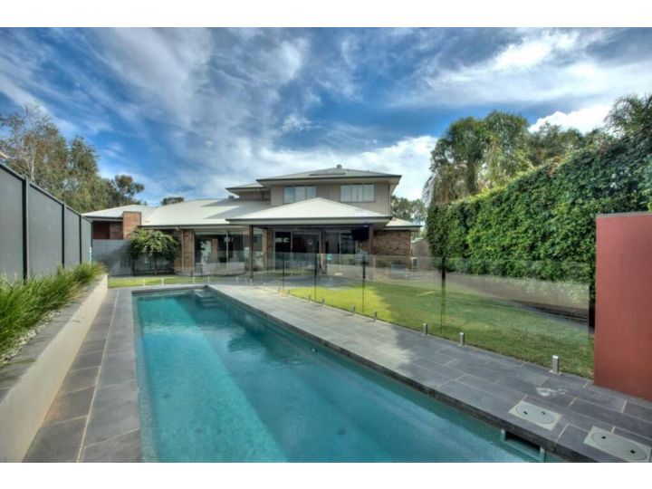 Blair Street - Luxury Home with Pool and Theatre Guest house, Moama - imaginea 18