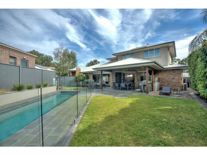 Blair Street - Luxury Home with Pool and Theatre Guest house, Moama - imaginea 5