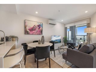 Boutique Balcony Unit with City Views, Pool & Gym Apartment, Melbourne - 1