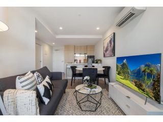 Boutique Balcony Unit with City Views, Pool & Gym Apartment, Melbourne - 2