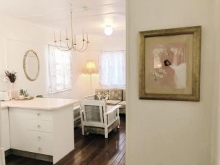 Boutique vintage styled unit, metres from beach Apartment, Gold Coast - 1