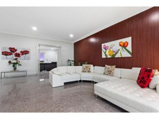 Loemans Lodge - Modern, 5 Bdrms near Melbourne Airport Villa, Victoria - 2