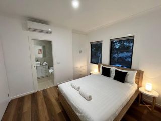 Brand New Modern 2 BR Guesthouse at Airport! Guest house, Melbourne - 1