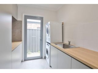 Brand New 3 bedroom, 2 bathroom Townhouse Guest house, Victoria - 4