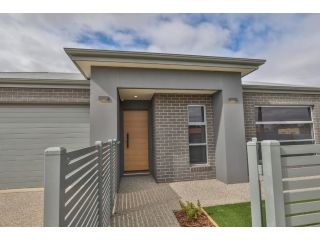 Brand New 3 bedroom, 2 bathroom Townhouse Guest house, Victoria - 2