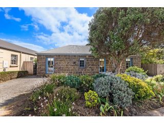 Breakfast Creek Cottage - Central bluestone cottage Guest house, Port Fairy - 1