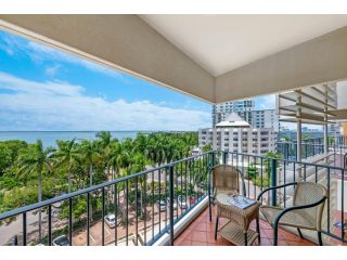 Breezy Harbourfront Resort with Seaviews & Pool Apartment, Darwin - 1