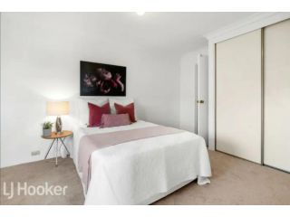 Bright 2 Bedroom Apartment Near Optus Stadium Apartment, Perth - 1