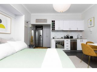 Bright Beachfront Studio with Terrace & Aircon Apartment, Sydney - 1