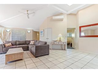 Bright sea view apartment in heart of Sunshine Beach Apartment, Sunshine Beach - 3