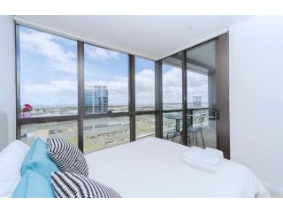 Brilliant Victoria Harbour Waterfront Apartment, Melbourne - 4