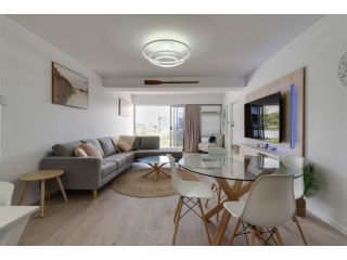 Burleigh Point Beach Vibes Stylish and Modern Apartment, Gold Coast - 1