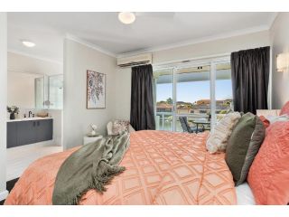 Canal Home -Close to Beach and City Centre Guest house, Mandurah - 4