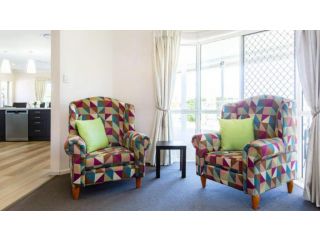 Canal Side Holiday Home Guest house, Banksia Beach - 5