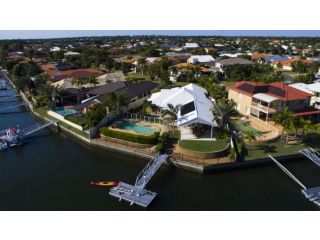 Canal Side Holiday Home Guest house, Banksia Beach - 2