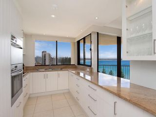 Carool Unit 25 - 10th Floor with great views from this 3 bedroom unit Apartment, Gold Coast - 3