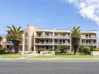 Castillo Del Mar 10 - Lake View Roof Terrace with Spa Apartment, Tuncurry - 1