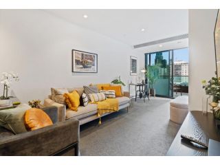 Central Entertainer with Panoramic City Views Apartment, Melbourne - 2