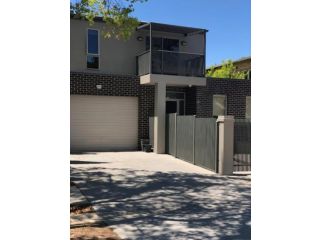 Central executive 4br townhouse Apartment, Albury - 2