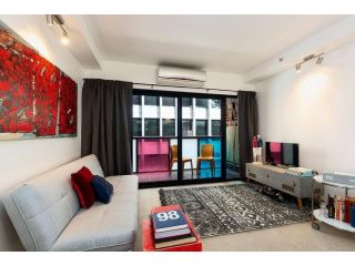 Central Sensation with City Style, Space and Sophistication Apartment, Melbourne - 2