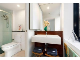 Central Sensation with City Style, Space and Sophistication Apartment, Melbourne - 4