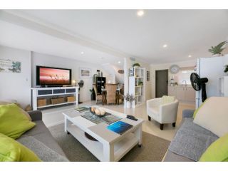 Charming 2-Bed Steps from Beach Apartment, Gold Coast - 4