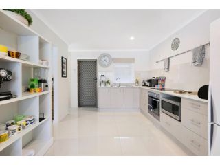 Charming 2-Bed Steps from Beach Apartment, Gold Coast - 5