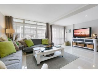 Charming 2-Bed Steps from Beach Apartment, Gold Coast - 2