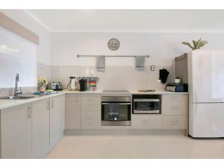 Charming 2-Bed Steps from Beach Apartment, Gold Coast - 3