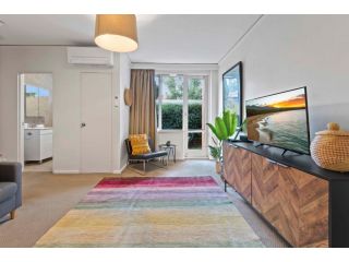 Charming 2-Bed Unit Steps From Alfred Hospital Apartment, Melbourne - 1