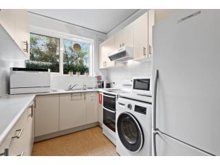 Charming 2-Bed Unit Steps From Alfred Hospital Apartment, Melbourne - 3