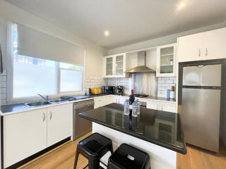 Cheerful 2 rooms, large balcony with hot tub Apartment, Melbourne - 3