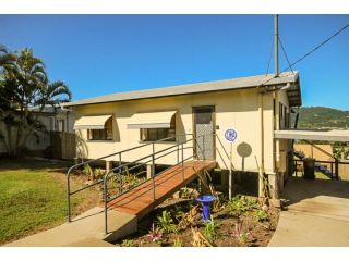 Cheerful QCWA Cottage - Airlie Beach Guest house, Airlie Beach - 1