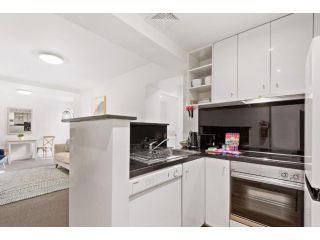 Chic 1-Bed Apartment Steps From Shopping Street Apartment, Melbourne - 3