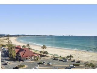 Kirra Views - Chic 2-Bed Apartment Beachfront Apartment, Gold Coast - 2