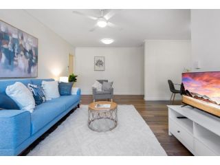 Chic 2-bed Apartment Step to St Kilda Beach Apartment, Melbourne - 5