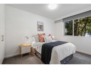 Chic 2-bed Apartment Step to St Kilda Beach Apartment, Melbourne - 3