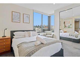 Chic 2-Bed with a Generous Design and City Views Apartment, Melbourne - 3