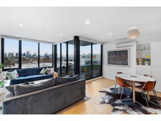 Chic 2-Bed with a Generous Design and City Views Apartment, Melbourne - 4