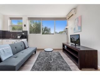 Explore Melbourne from Convenient South Yarra Pad Apartment, Melbourne - 2