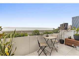 Chic Balcony Unit near University, Markets & Trams Apartment, Melbourne - 3