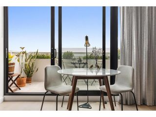 Chic Balcony Unit near University, Markets & Trams Apartment, Melbourne - 4