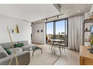 Chic Balcony Unit near University, Markets & Trams Apartment, Melbourne - 1