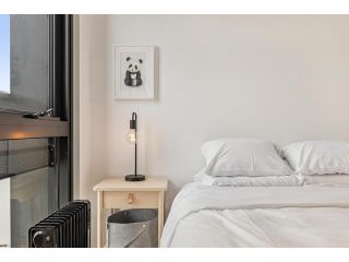 Chic Balcony Unit near University, Markets & Trams Apartment, Melbourne - 5