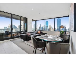 Chic Central Pad with City Views Pool and Gym Apartment, Melbourne - 2